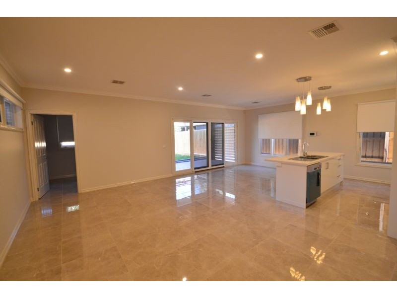 2/8 Coomleigh Avenue, Glen Waverley VIC 3150