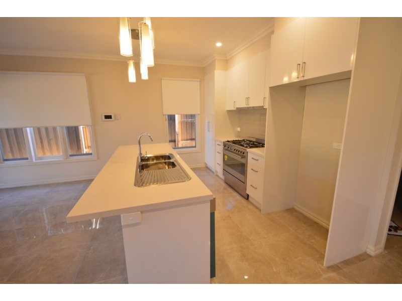 2/8 Coomleigh Avenue, Glen Waverley VIC 3150