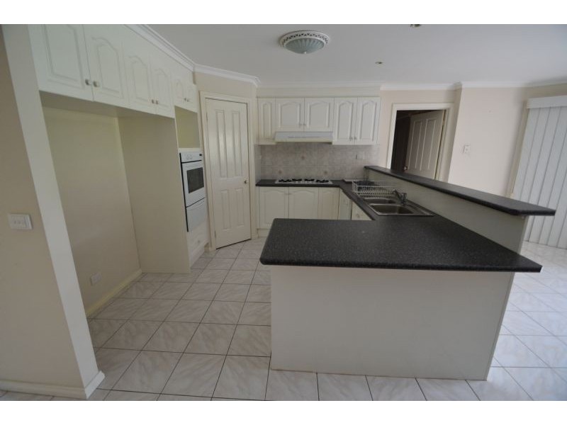2 Barnsley Drive, Endeavour Hills VIC 3802