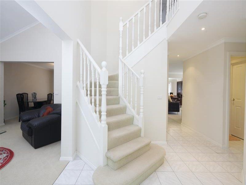 2 Barnsley Drive, Endeavour Hills VIC 3802