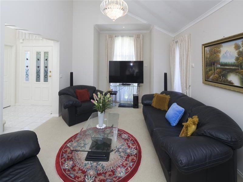 2 Barnsley Drive, Endeavour Hills VIC 3802