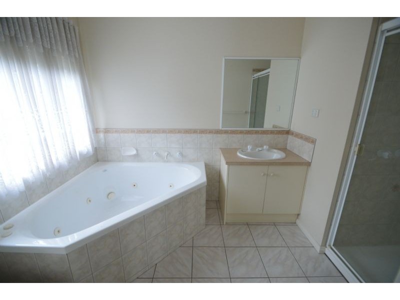 2 Barnsley Drive, Endeavour Hills VIC 3802