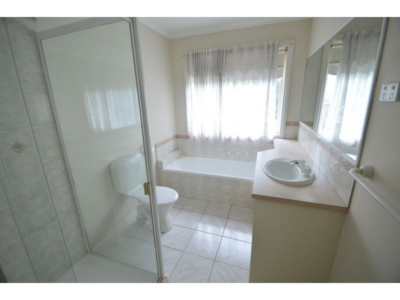 2 Barnsley Drive, Endeavour Hills VIC 3802