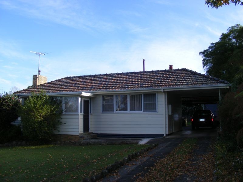 16 Blackmore Avenue, Leongatha VIC 3953