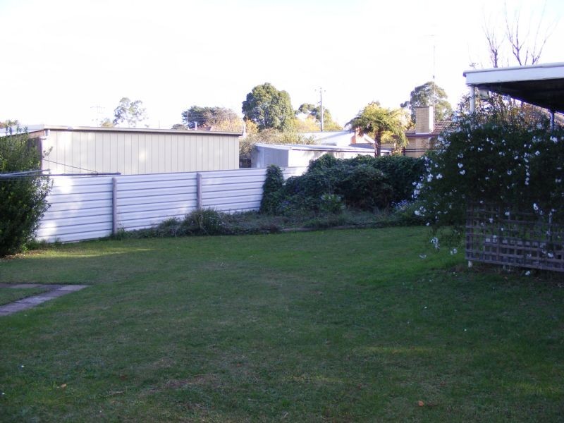 16 Blackmore Avenue, Leongatha VIC 3953