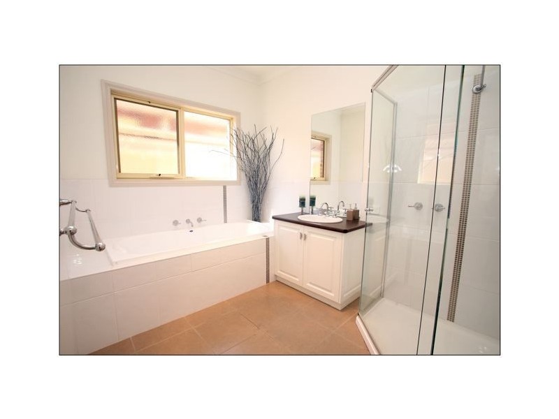 3 Robert Court, Gol Gol NSW 2738