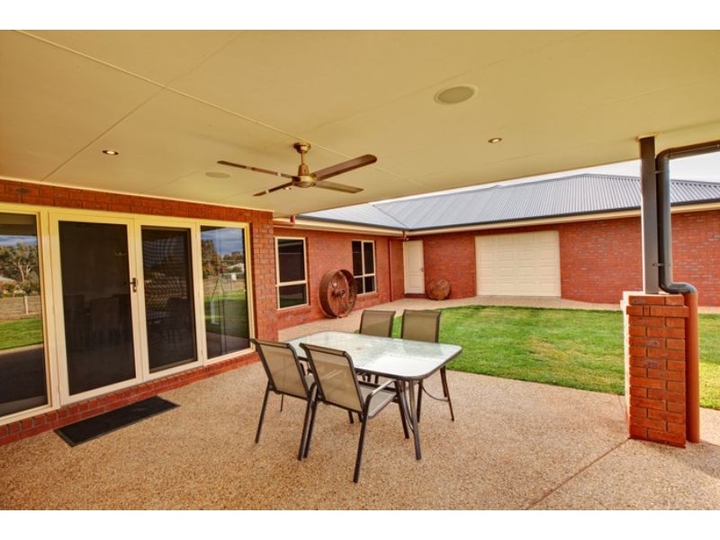 3 Adelong Court, Nichols Point VIC 3501