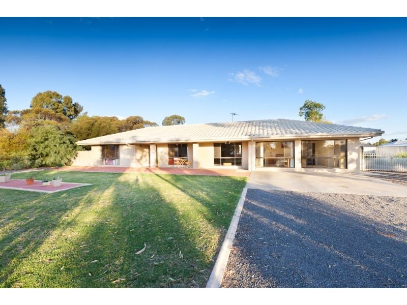 82 Flora Avenue, Mildura VIC 3500