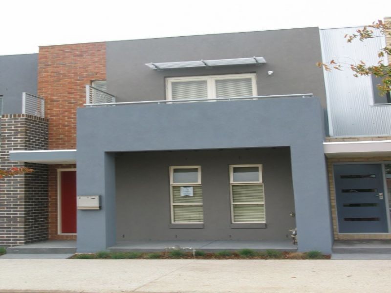 8 Stonebridge Lane, Pakenham VIC 3810