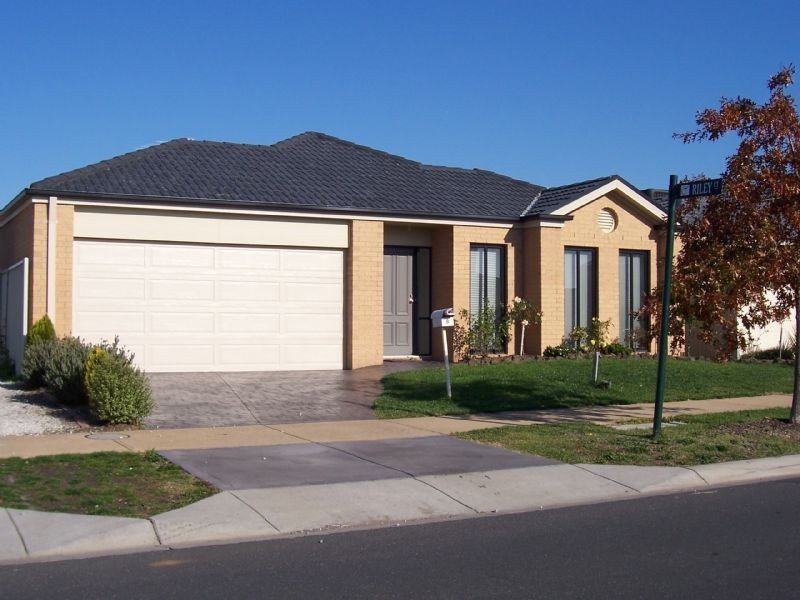 8 Oaklands Way, Pakenham VIC 3810