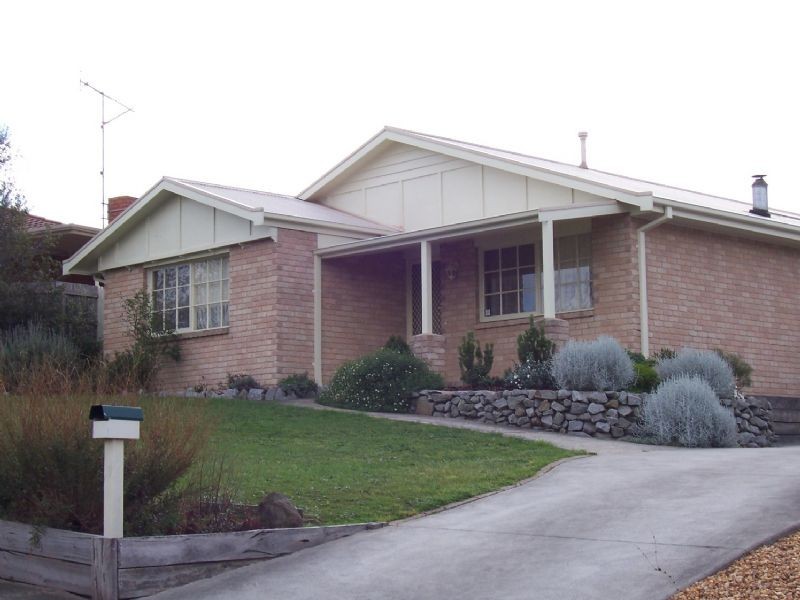 25 Leigh Drive, Pakenham VIC 3810