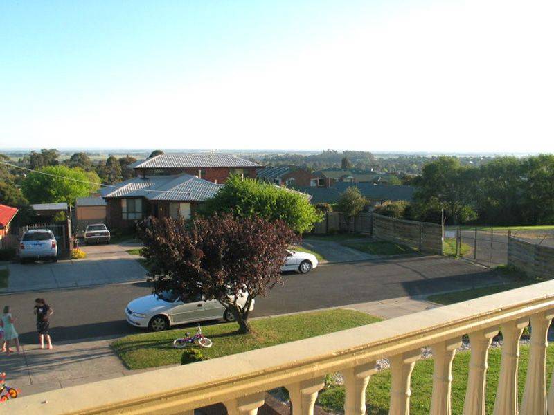 10 Hawk Avenue, Pakenham VIC 3810