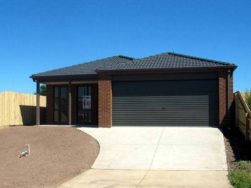 13 Sir Thomas Drive, Pakenham VIC 3810