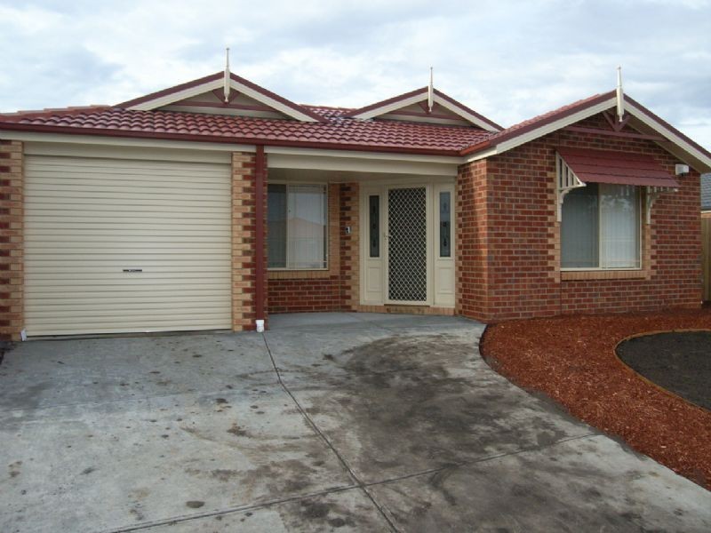 19 Wakenshaw Crescent, Pakenham VIC 3810