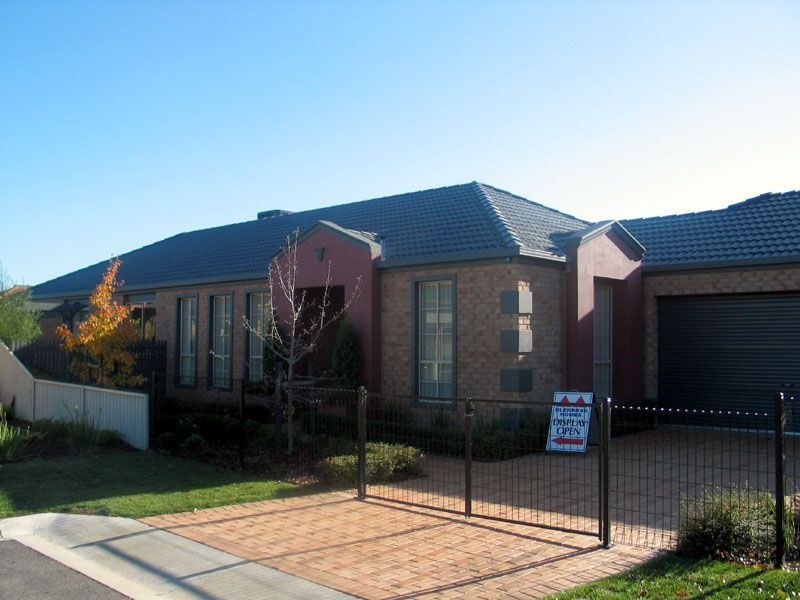 8 Cathedral Close, Pakenham VIC 3810