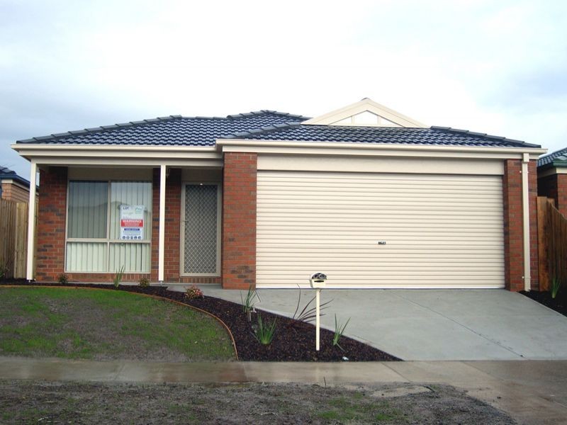 8a Sir Thomas Drive, Pakenham VIC 3810