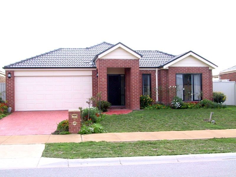 12 Latrobe Avenue, Pakenham VIC 3810