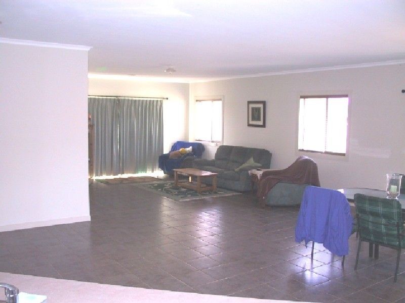 24 Riddell Grove, Pakenham VIC 3810