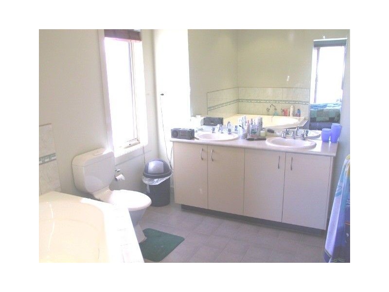 24 Riddell Grove, Pakenham VIC 3810