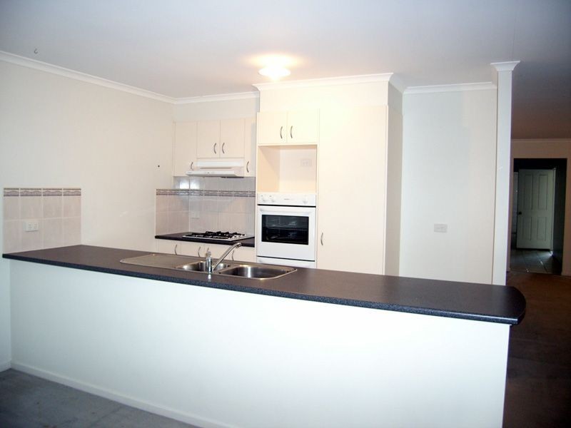 13 Sir Thomas Drive, Pakenham VIC 3810