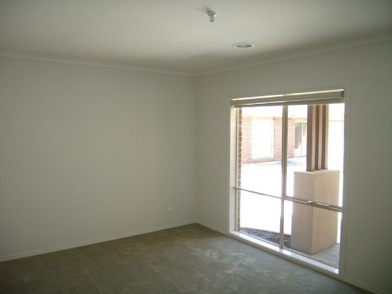 4/27-29 Rogers Street, Pakenham VIC 3810