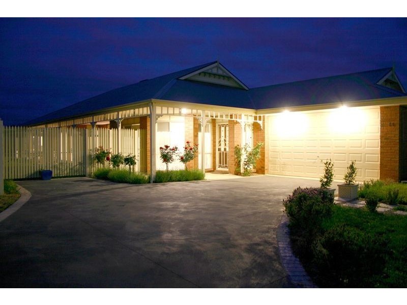 64 Livingstone Boulevard, Pakenham VIC 3810