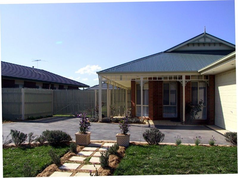 64 Livingstone Boulevard, Pakenham VIC 3810