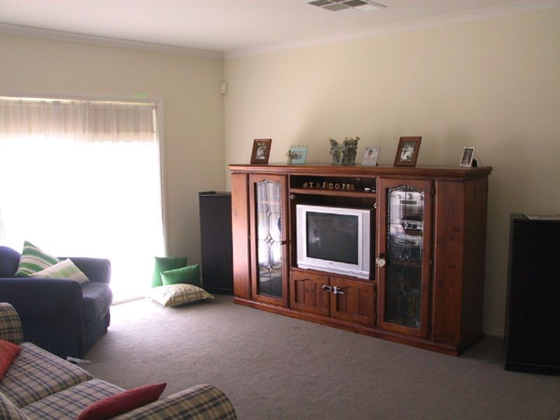 64 Livingstone Boulevard, Pakenham VIC 3810