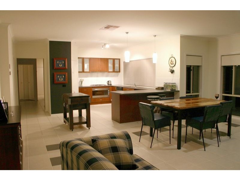 64 Livingstone Boulevard, Pakenham VIC 3810