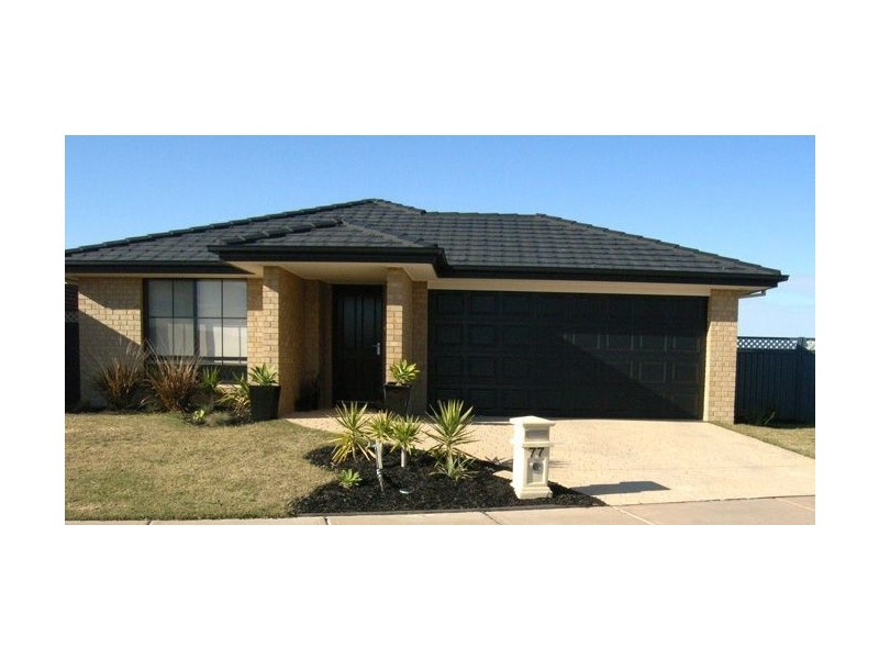 77 The Parkway, Pakenham VIC 3810