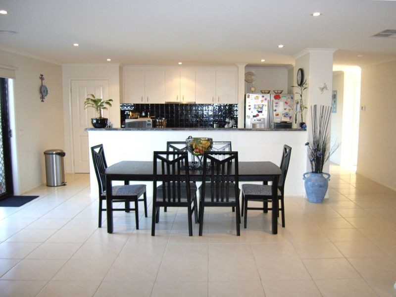 77 The Parkway, Pakenham VIC 3810