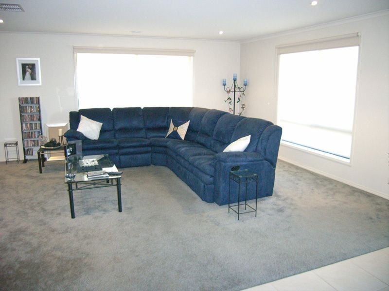 77 The Parkway, Pakenham VIC 3810