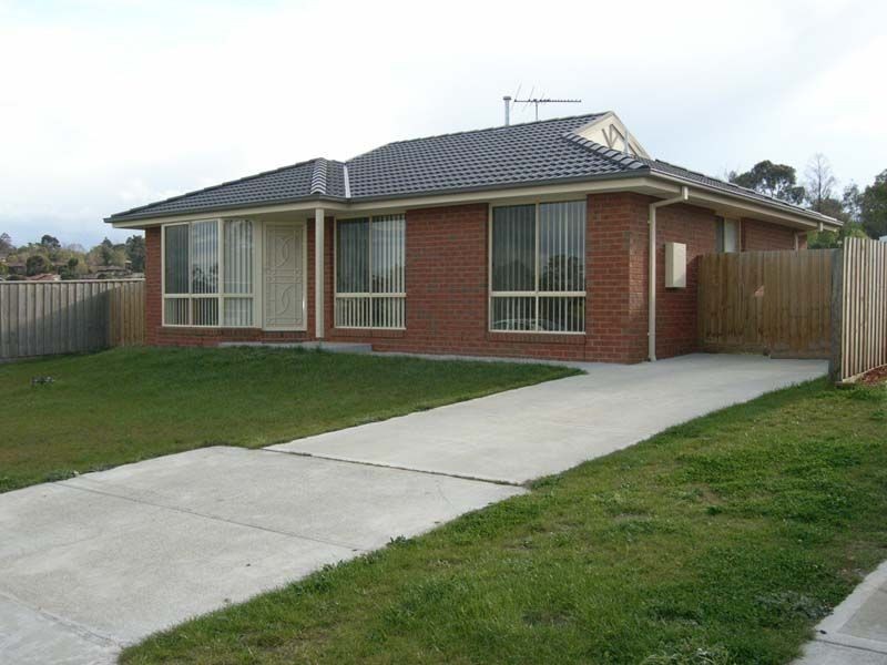 5 Riviera Drive, Pakenham VIC 3810