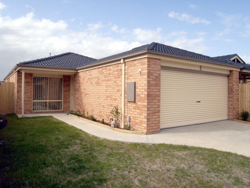32 Wakenshaw Crescent, Pakenham VIC 3810
