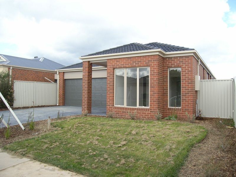 19 Honeysuckle, Pakenham VIC 3810