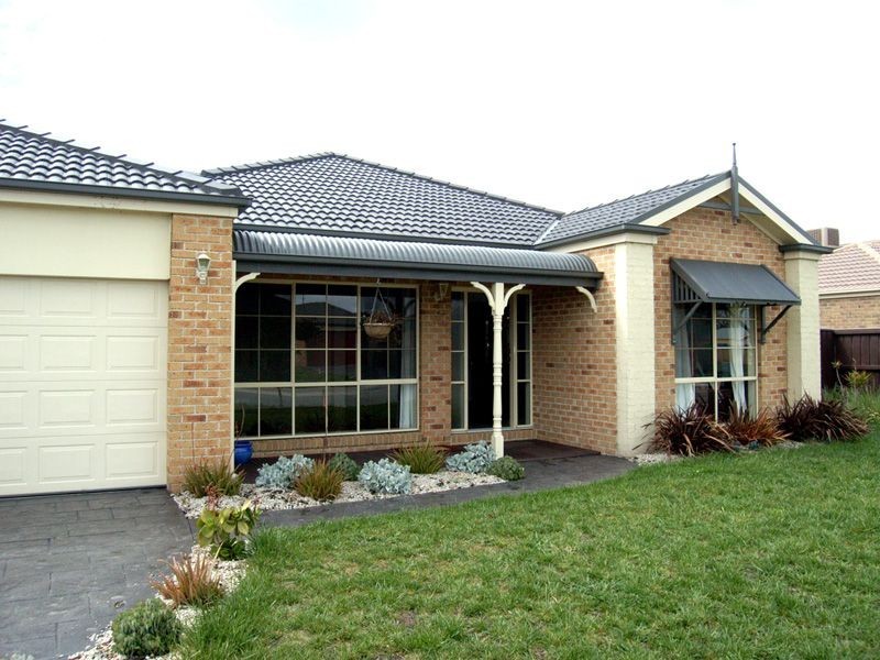 8 Henry Lawson Drive, Pakenham VIC 3810