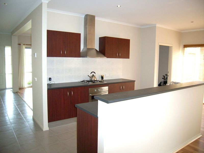 8 Henry Lawson Drive, Pakenham VIC 3810