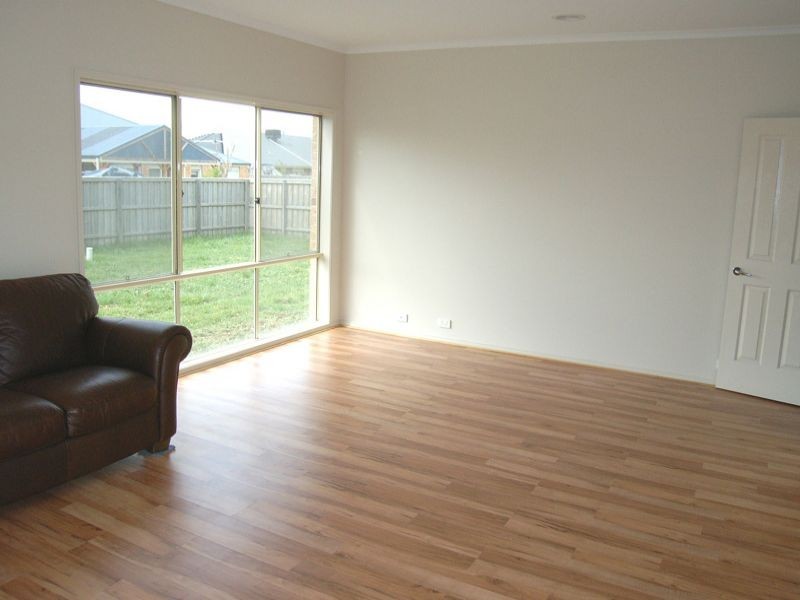 8 Henry Lawson Drive, Pakenham VIC 3810