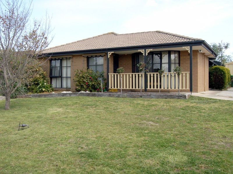 18 Bluegrass Crescent, Pakenham VIC 3810