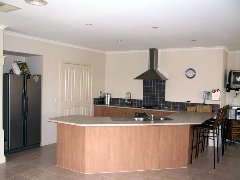 18 Honeyeater Way, Pakenham VIC 3810