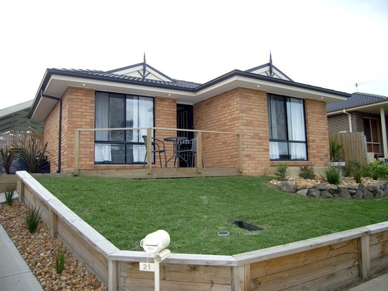 21 Riviera Drive, Pakenham VIC 3810