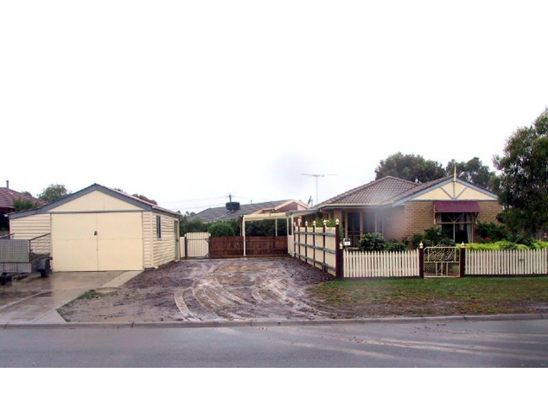 2 Bridle Place, Pakenham VIC 3810