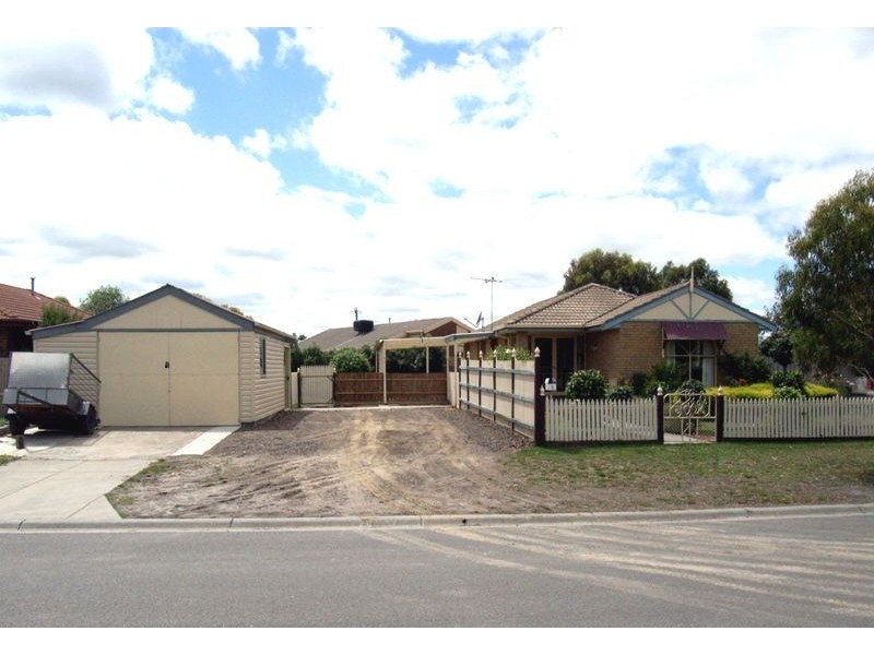 2 Bridle Place, Pakenham VIC 3810