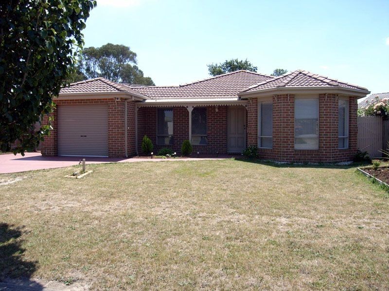 5 Holt Place, Pakenham VIC 3810