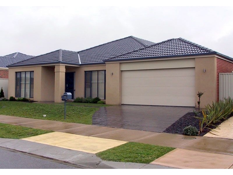 8 Latrobe Avenue, Pakenham VIC 3810