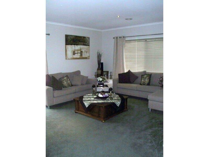 8 Latrobe Avenue, Pakenham VIC 3810