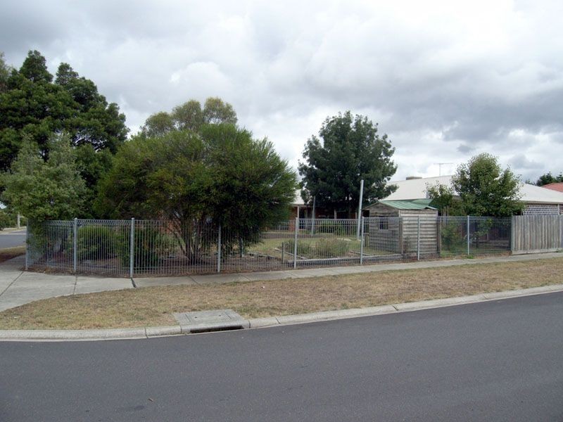 25 Dunbarton Drive, Pakenham VIC 3810