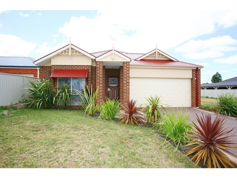 32 St. Leonard Way, Pakenham VIC 3810