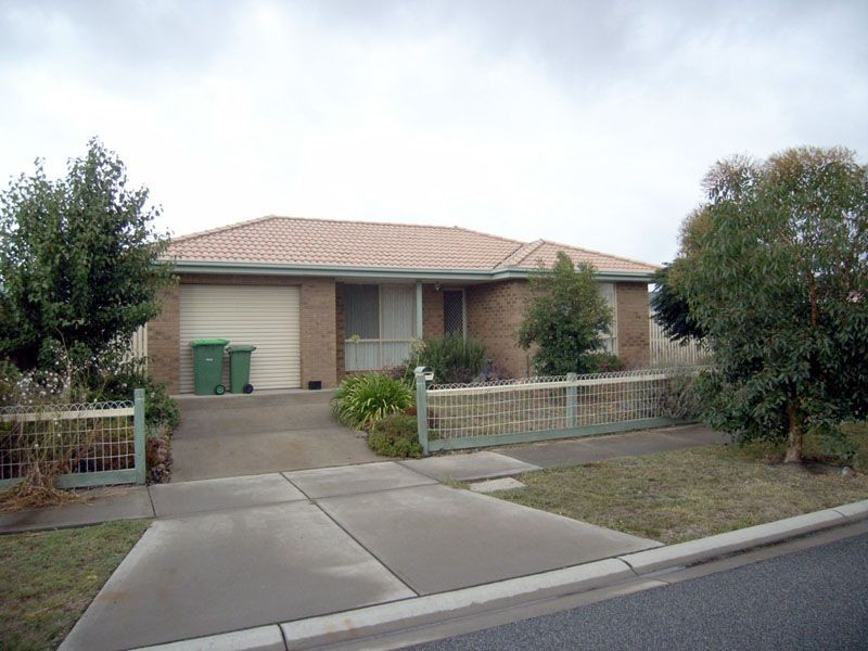 18 Grevillea Place, Pakenham VIC 3810