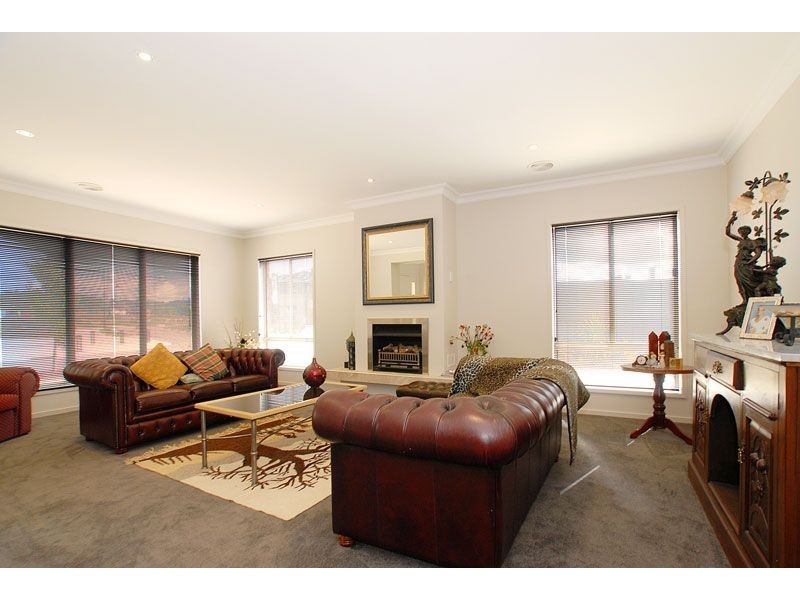 23 Fallingwater Drive, Pakenham VIC 3810